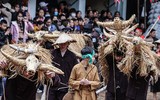 [ẢNH] Đầu xuân xem người đội trâu rơm đi cày, trai giả gái tung trấu gieo mạ...